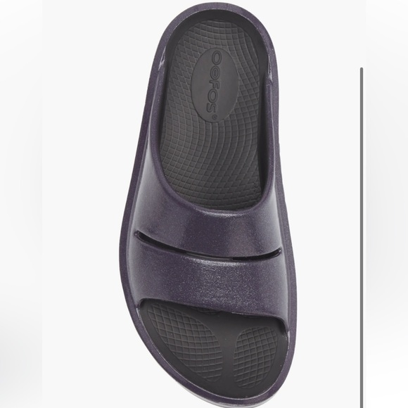 Retired OOFOS OOmega OOahh Sandal in Black and Purple Amethyst - a box included - Picture 2 of 11